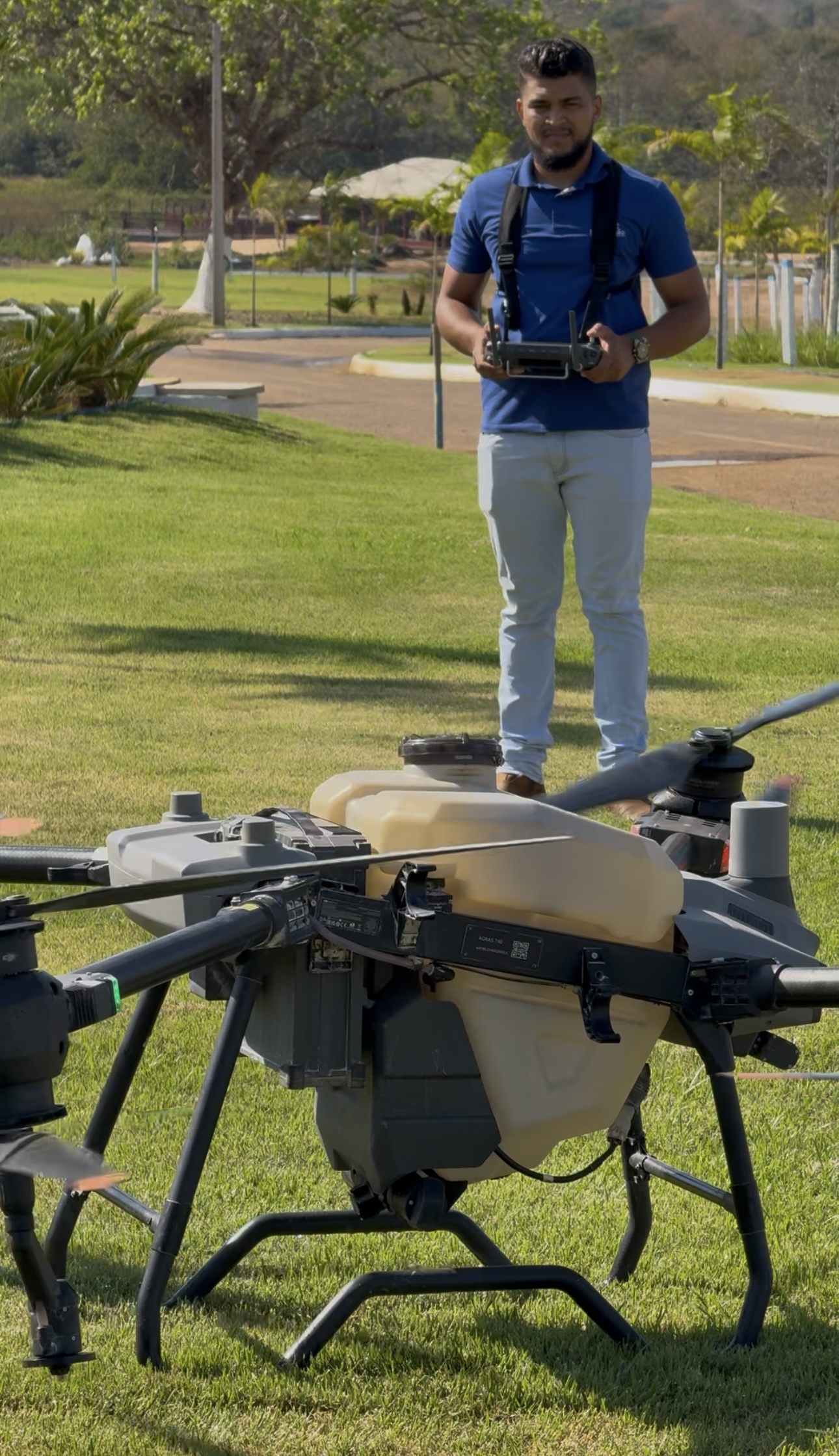 Operador da Norte Drones com o drone agrícola em campo
